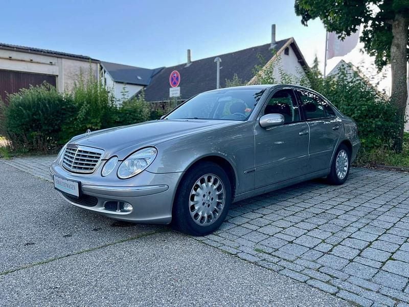 Grau Gebraucht 2005 Mercedes E220 Limousine | 4.300 € (Guter Preis) - Bild 1/4