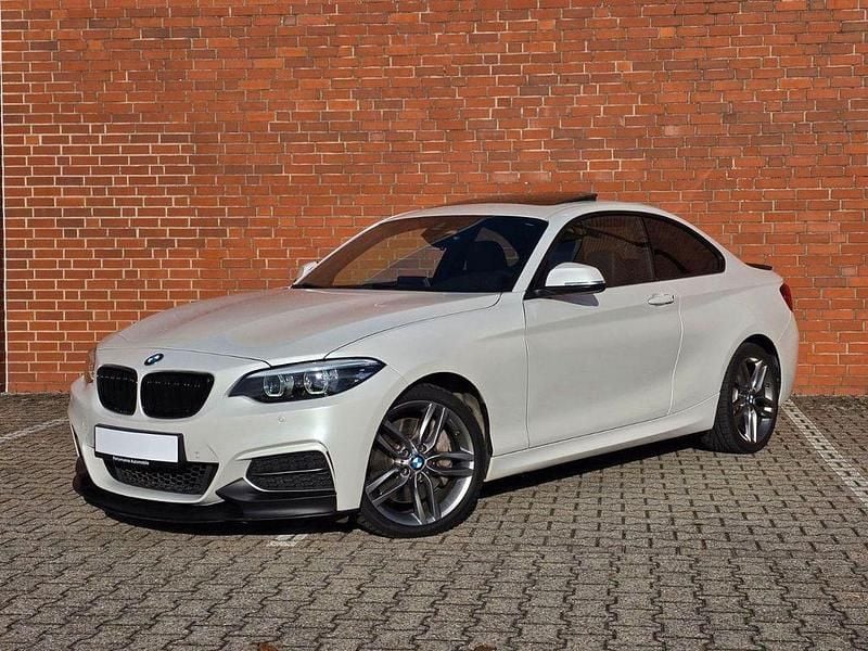 Weiß Gebraucht 2021 BMW 230 M Sport Coupé | 24.900 € - Bild 1/4