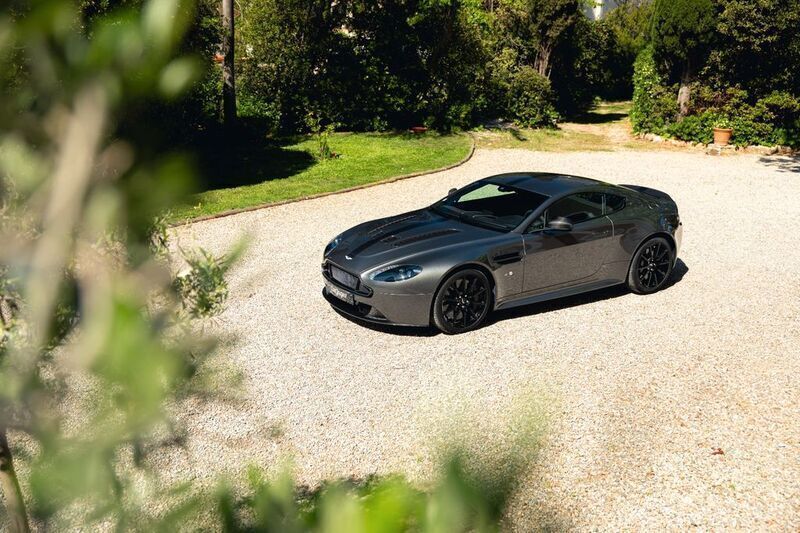 Grau Gebraucht 2018 Aston Martin V12 Vantage | 189.990 € - Bild 1/4