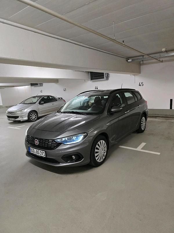 Grau Gebraucht 2016 Fiat Tipo Lounge Kombi | 8.880 € (Guter Preis) - Bild 1/4