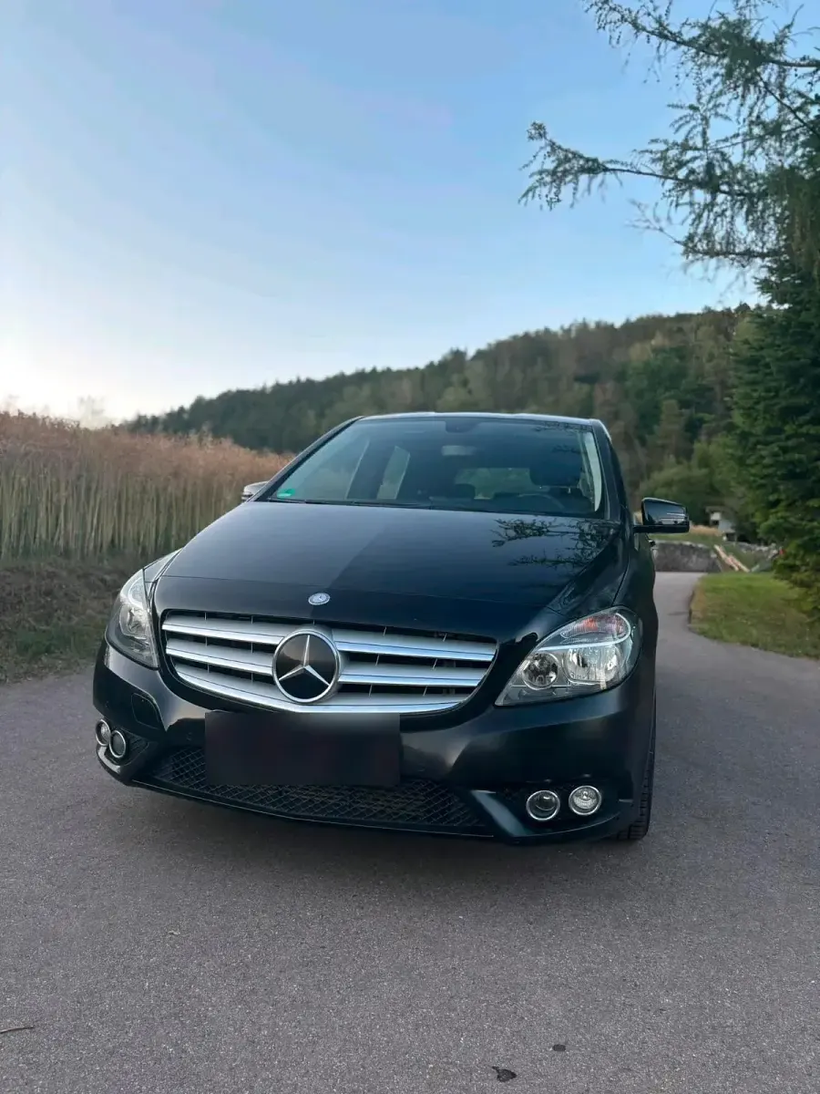 Gebraucht Mercedes B180 109 PS (80 kW) 2013 Schwarz Kleinwagen