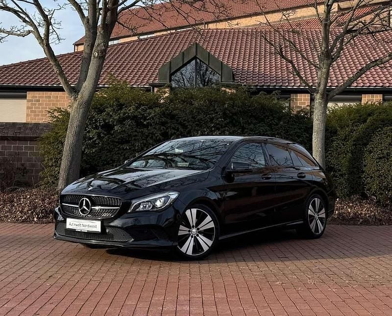 Gebraucht Mercedes CLA180 122 PS (89 kW) 2017 Kosmosschwarz Limousine