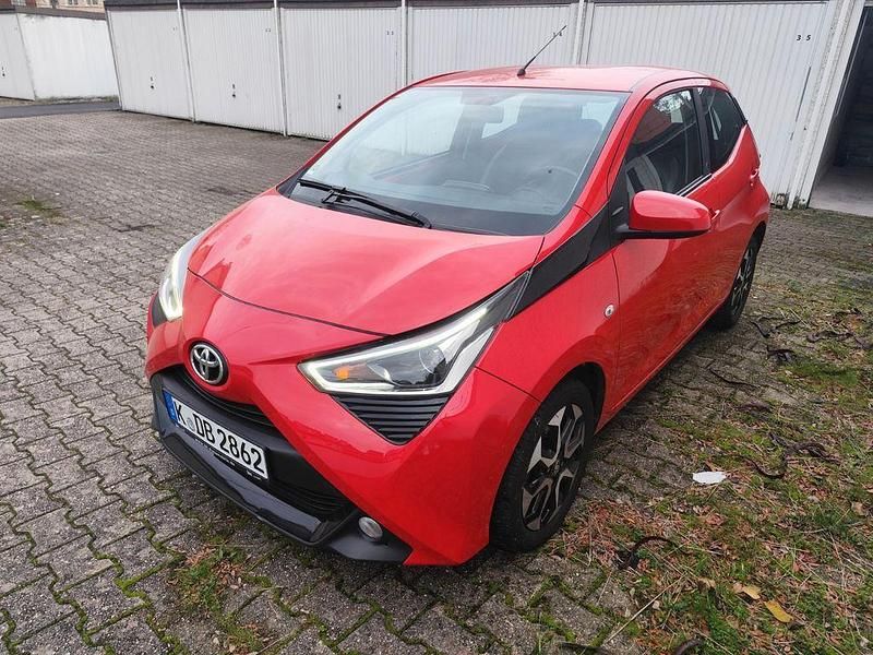 Rot Gebraucht 2021 Toyota Aygo Team Kleinwagen | 10.300 € (Guter Preis) - Bild 1/4