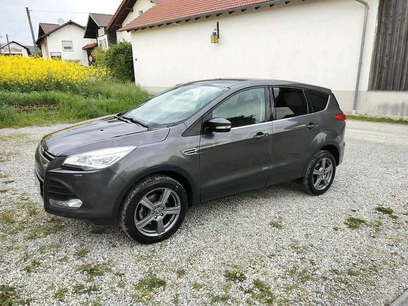 Grau Gebraucht 2016 Ford Kuga SYNC Edition SUV | 10.800 € (Guter Preis) - Bild 1/4
