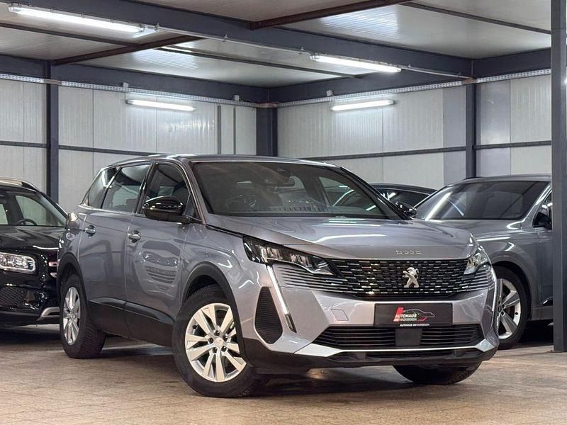 Gris artense Gebraucht 2023 Peugeot 5008 Active Van / Kleinbus | 21.490 € (Fairer Preis) - Bild 1/4