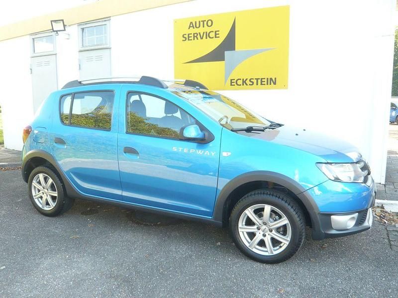 Blau Gebraucht 2014 Dacia Sandero Prestige Kleinwagen | 7.980 € (Fairer Preis) - Bild 1/4