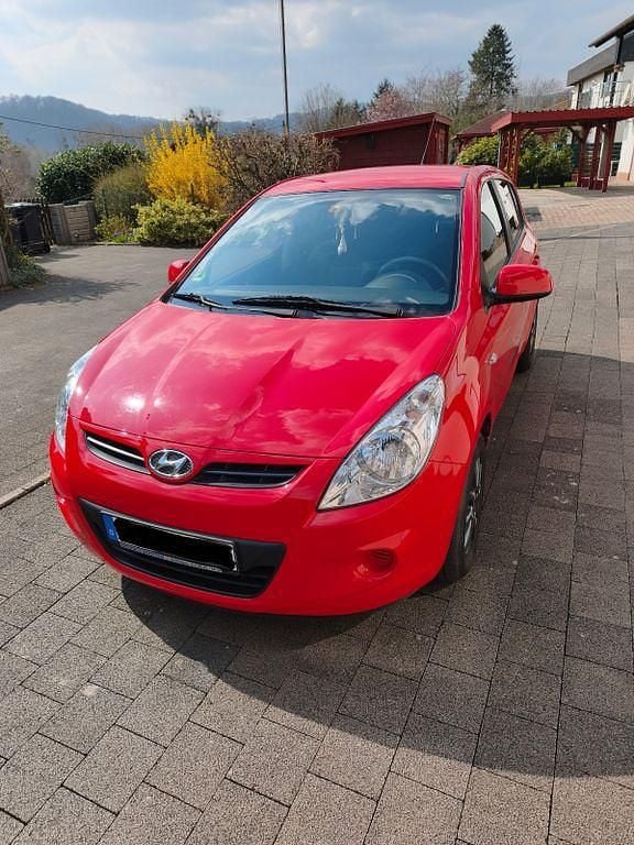 Gebraucht Hyundai i20 77 PS (56 kW) 2011 Rot Kleinwagen