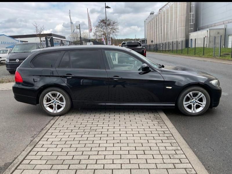 Gebraucht BMW 320 170 PS (125 kW) 2011 Schwarz Kombi