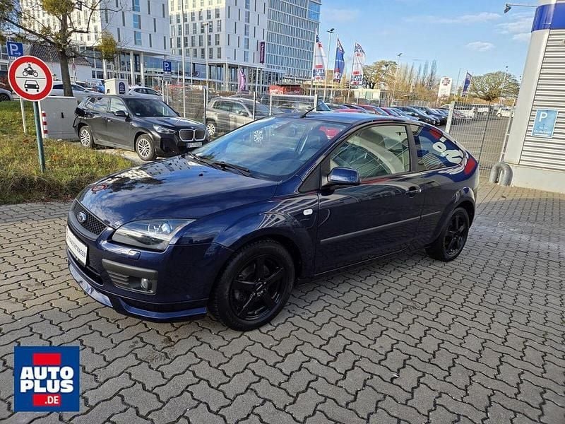 Blau Gebraucht 2006 Ford Focus Titanium Limousine | 5.999 € (Teuer) - Bild 1/4