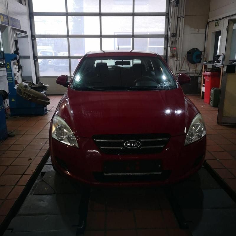 Rot Gebraucht 2009 Kia Ceed Kleinwagen | 1.200 € (Guter Preis) - Bild 1/4