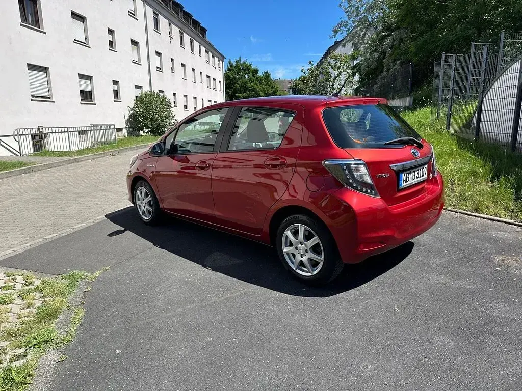 Gebraucht Toyota Yaris 101 PS (74 kW) 2012 Rot Kleinwagen