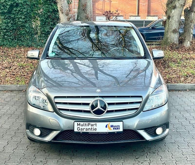 Grau Gebraucht 2014 Mercedes B180 Van / Kleinbus | 9.499 € (Guter Preis) - Bild 1/4