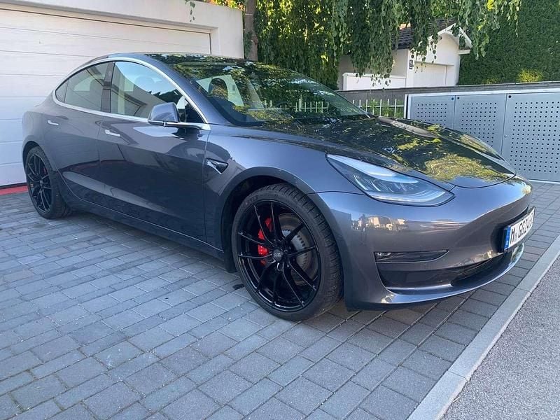 Grau Gebraucht 2020 Tesla Model 3 Performance Limousine | 29.950 € (Fairer Preis) - Bild 1/4