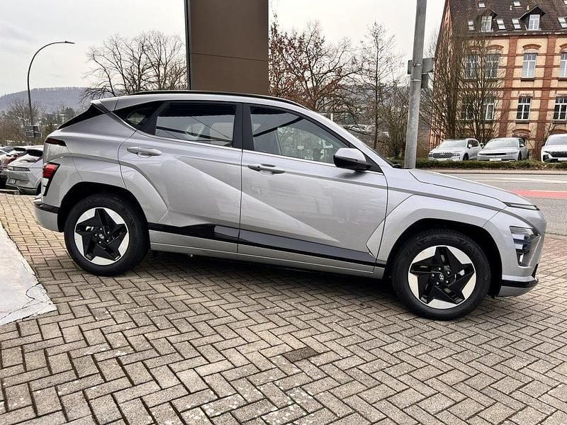 Shimmering silver Gebraucht 2024 Hyundai Kona SUV | 29.850 € (Etwas zu teuer) - Bild 1/4