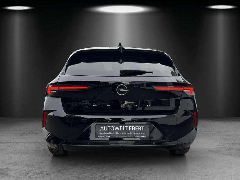 Usado Opel Astra Elegance 131 HP (96 kW) 2024 Preto Sedan