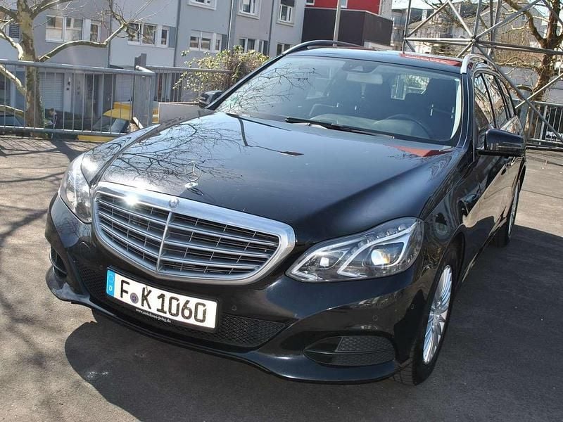 Schwarz Gebraucht 2015 Mercedes E220 Elegance Kombi | 10.300 € (Guter Preis) - Bild 1/4