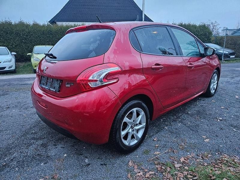 Gebraucht Peugeot 208 Style 92 PS (67 kW) 2015 Rot Kleinwagen