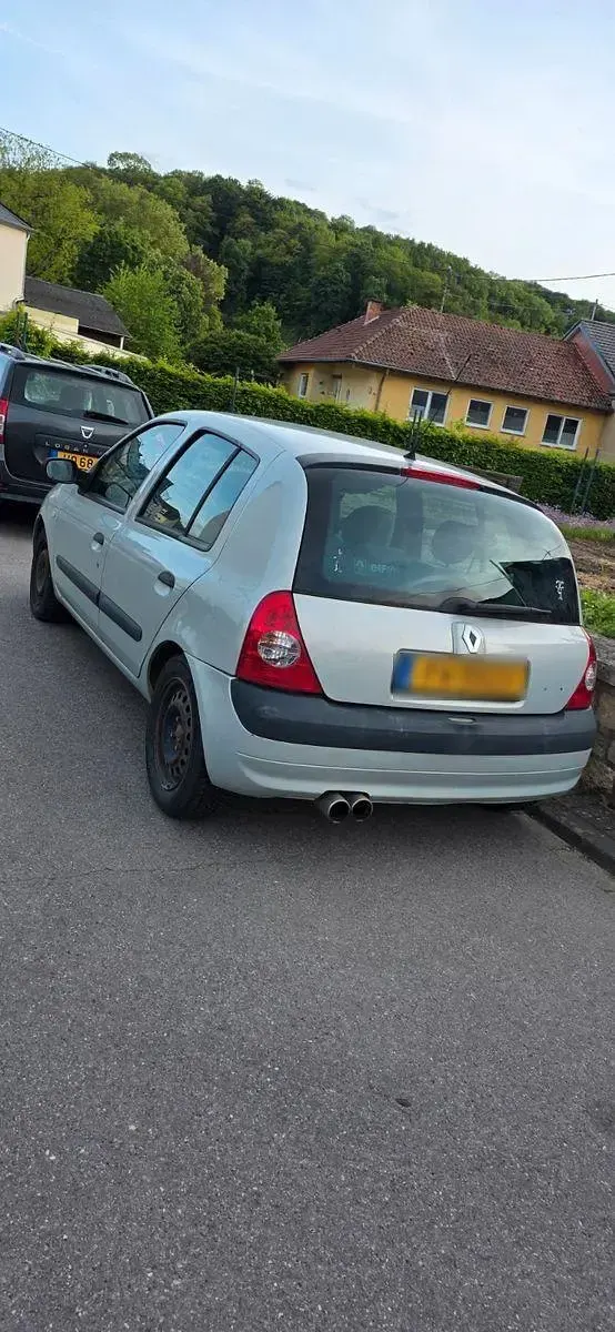 Gebraucht Renault Clio II 75 PS (55 kW) 2003 Silber Limousine