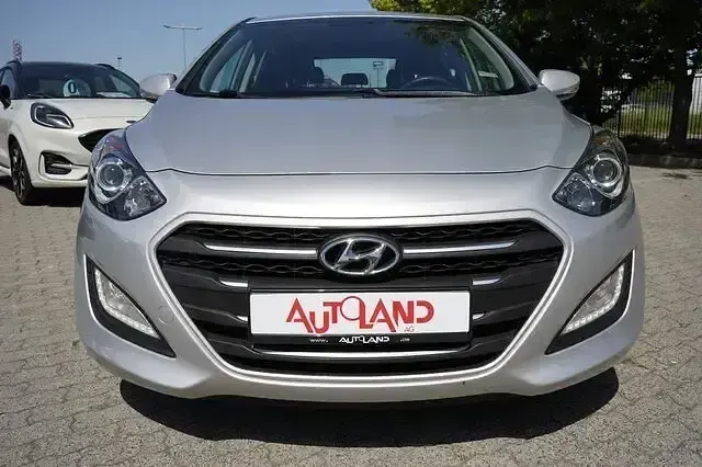 Gebraucht Hyundai i30 Basis 101 PS (74 kW) 2016 Silber Limousine