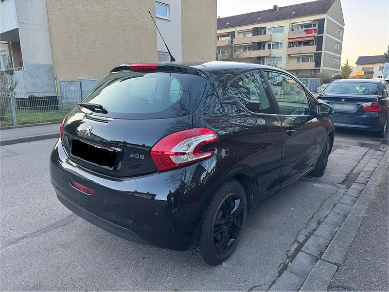 Gebraucht Peugeot 208 82 PS (60 kW) 2015 Schwarz Kleinwagen