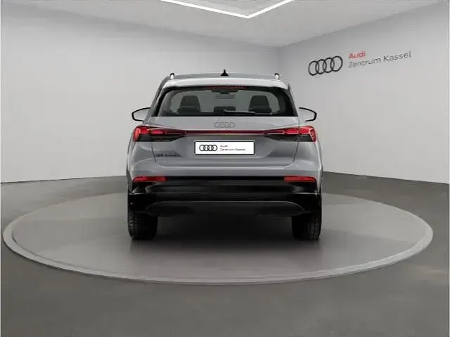 Nowe Audi Q4 e-tron Sport 150 kW (204 KM) 2026 Szary SUV