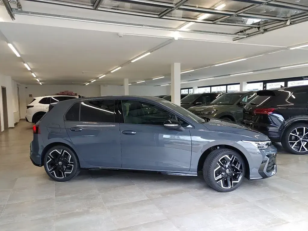 Neu VW Golf VIII R-line 150 PS (110 kW) 2026 Delfingraumetallic Limousine
