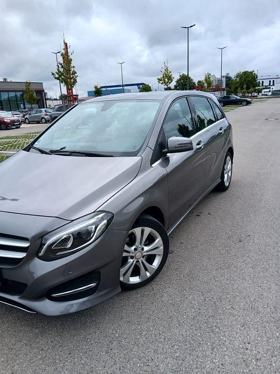 Grau Gebraucht 2016 Mercedes B200 Van / Kleinbus | 13.250 € (Fairer Preis) - Bild 1/4