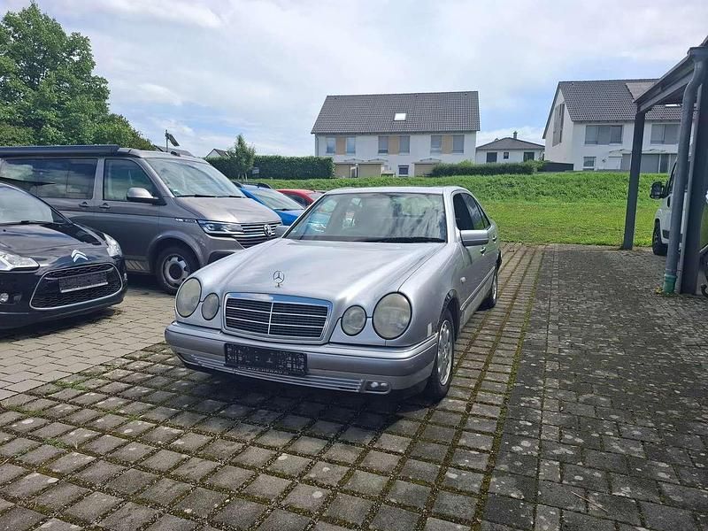 Silber Gebraucht 1995 Mercedes E200 Elegance Limousine | 1.550 € - Bild 1/4