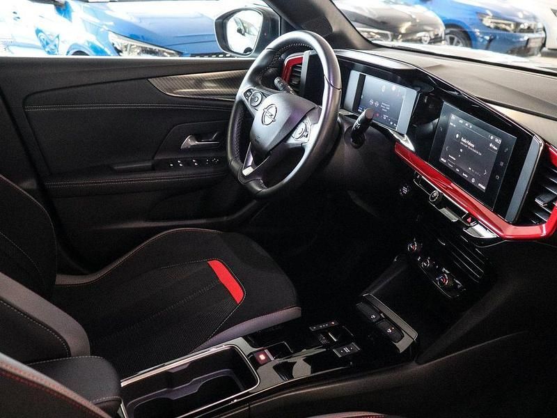 Gebraucht Opel Mokka-e GS Line 100 kW (136 PS) 2022 Kontrast grau/quarz silber SUV