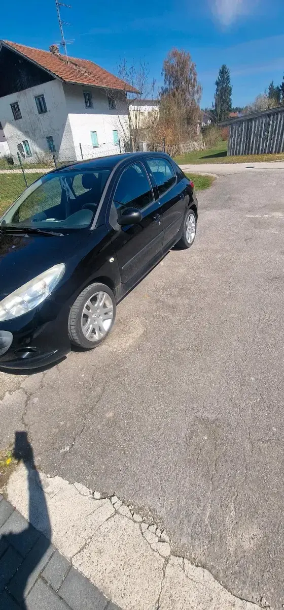 Gebraucht Peugeot 206+ 104 PS (76 kW) 2011 Schwarz Kleinwagen
