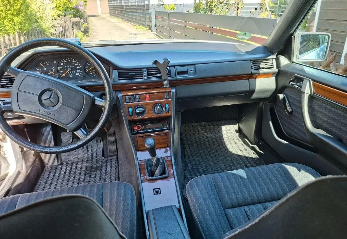 Używany Mercedes E230 132 KM (97 kW) 1992 Biały Kombi