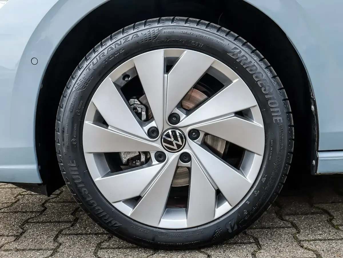 Gebraucht VW Golf VIII Pro 150 PS (110 kW) 2025 Blau Limousine