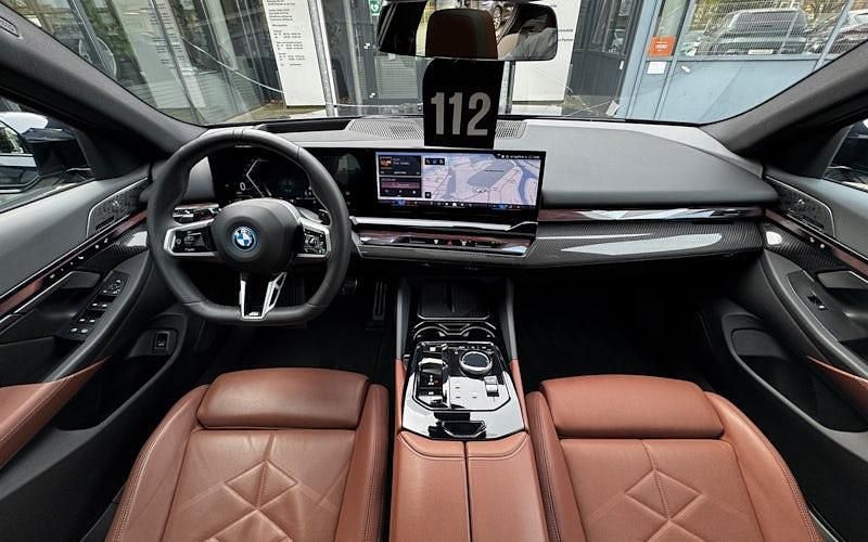 Gebraucht BMW 550e M Sport 489 PS (359 kW) 2025 Carbonschwarz Limousine
