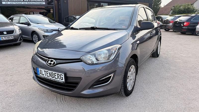 Grau Gebraucht 2014 Hyundai i20 Trend Limousine | 3.499 € (Superpreis) - Bild 1/4