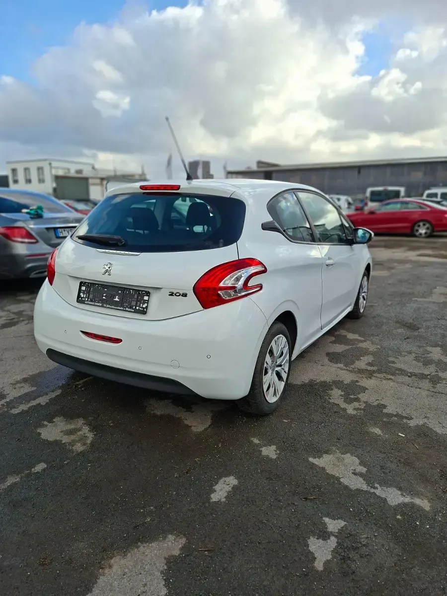 Gebraucht Peugeot 208 Active 68 PS (50 kW) 2013 Weiß Kleinwagen