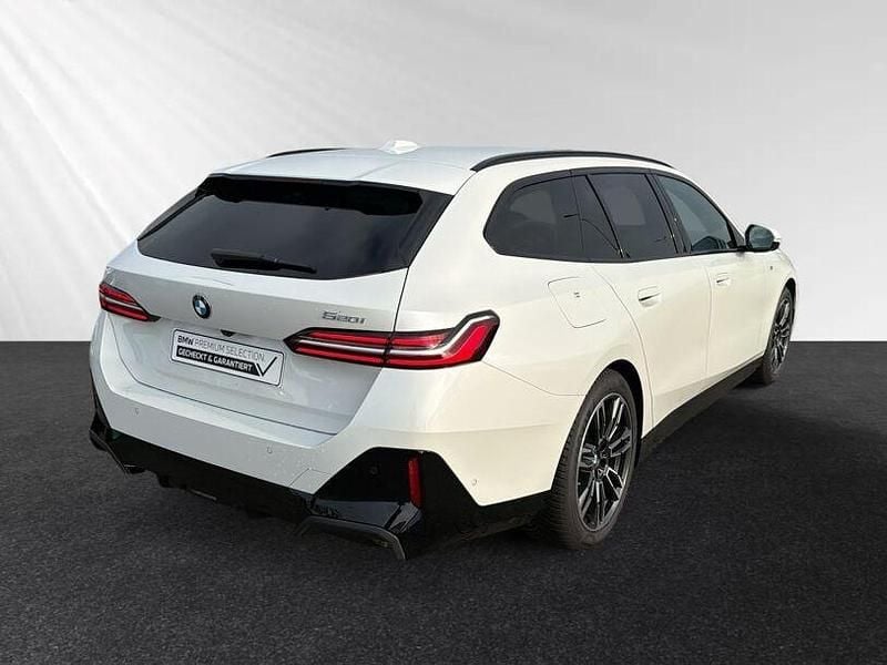 Gebraucht BMW 520 M Sport 208 PS (152 kW) 2025 Mineralweiss metallic Kombi