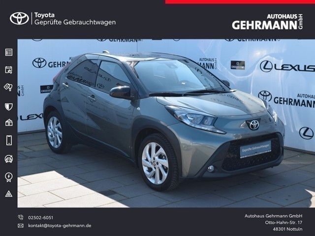 Cardamon green metallic/ night sky black Gebraucht 2022 Toyota Aygo Pulse Kleinwagen | 14.790 € (Fairer Preis) - Bild 1/4