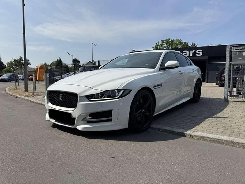 Weiß Gebraucht 2018 Jaguar XE R-Sport Limousine | 17.900 € - Bild 1/4