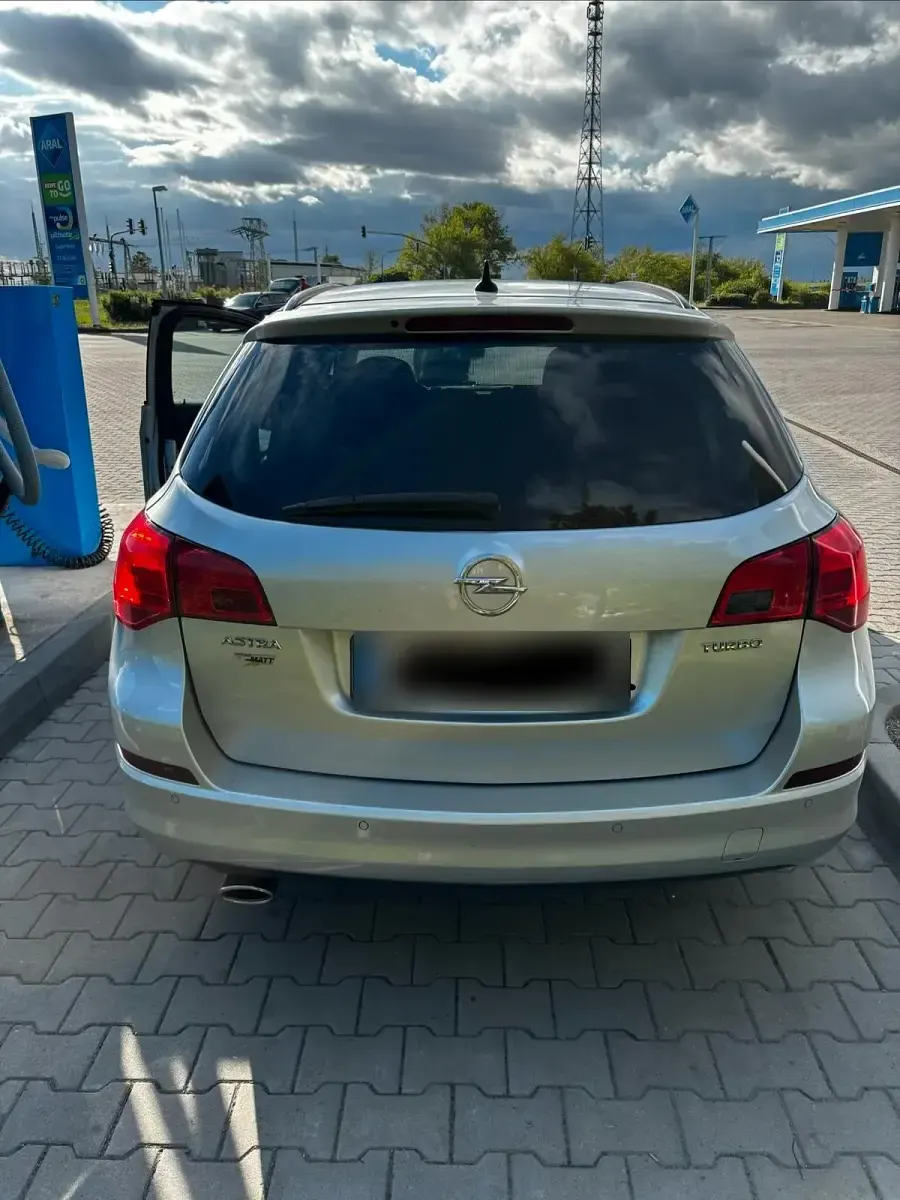 Gebraucht Opel Astra 140 PS (102 kW) 2012 Grau Kombi