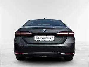 Gebraucht BMW 550 489 PS (359 kW) 2025 Grau (sophistograu brillanteffekt metalli) Limousine