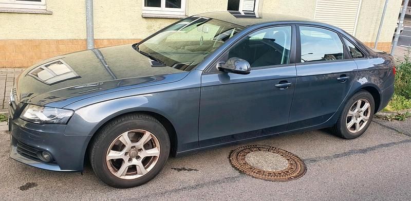Grau Gebraucht 2010 Audi A4 Attraction Limousine | 4.001 € (Superpreis) - Bild 1/4