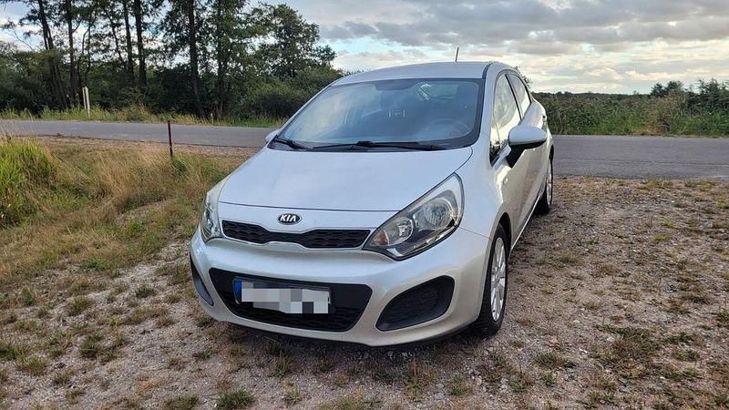 Silber Gebraucht 2013 Kia Rio Edition 7 Limousine | 7.000 € (Fairer Preis) - Bild 1/4