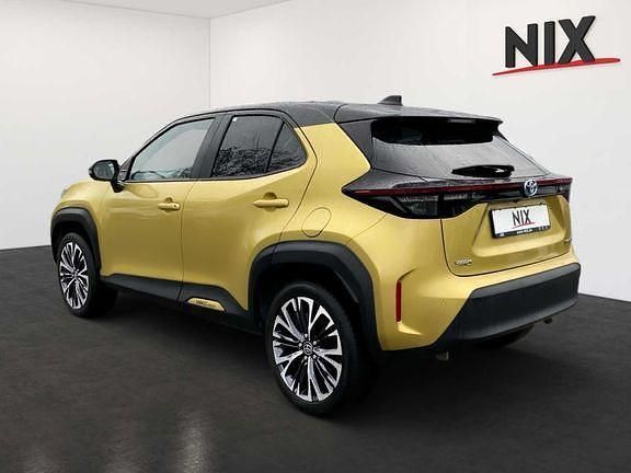 Gebraucht Toyota Yaris Hybrid Elegant 116 PS (85 kW) 2022 Warm gold metallic, dach schwarz