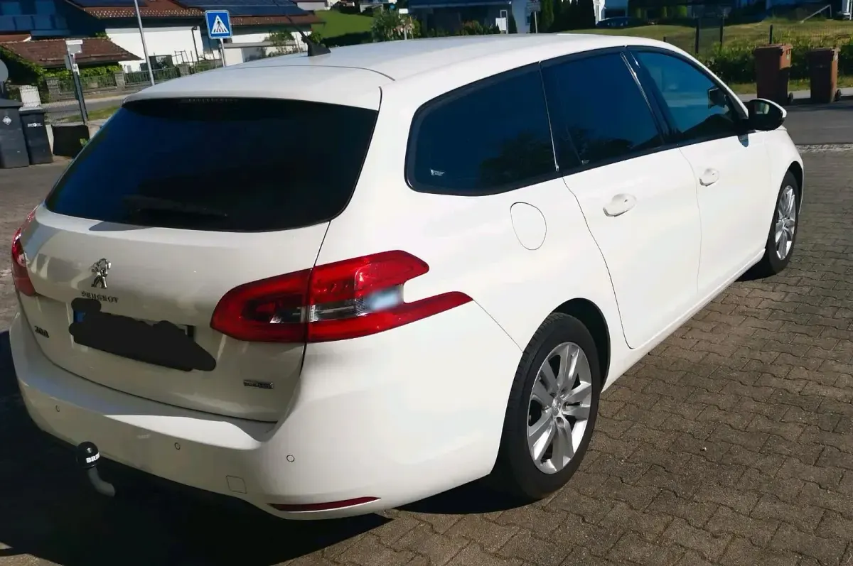 Gebraucht Peugeot 308 SW Active 120 PS (88 kW) 2015 Weiß Kombi