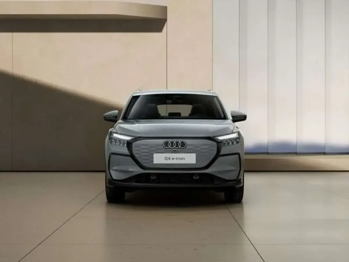 Neu Audi Q4 e-tron Sport 150 kW (204 PS) 2026 Grau SUV