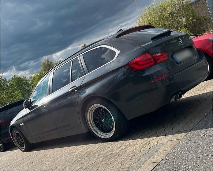 Braun Gebraucht 2012 BMW 530 Kombi | 11.299 € - Bild 1/4