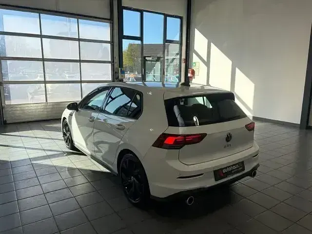 Gebraucht VW Golf VIII GTI 245 PS (180 kW) 2024 Weiß Limousine