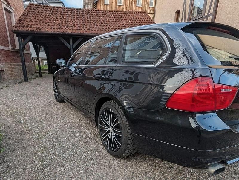 Gebraucht BMW 320 184 PS (135 kW) 2010 Schwarz Kombi