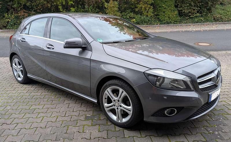 Grau Gebraucht 2014 Mercedes A200 Urban Limousine | 9.999 € (Fairer Preis) - Bild 1/4
