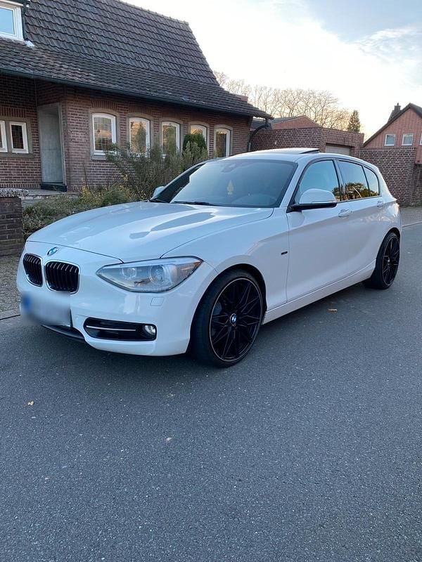 Weiß Gebraucht 2012 BMW 120 Sport Line Kleinwagen | 7.600 € (Guter Preis) - Bild 1/4